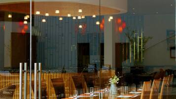 2 restaurants; breakfast, lunch, dinner and brunch served