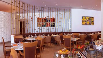 2 restaurantes, é servido café da manhã