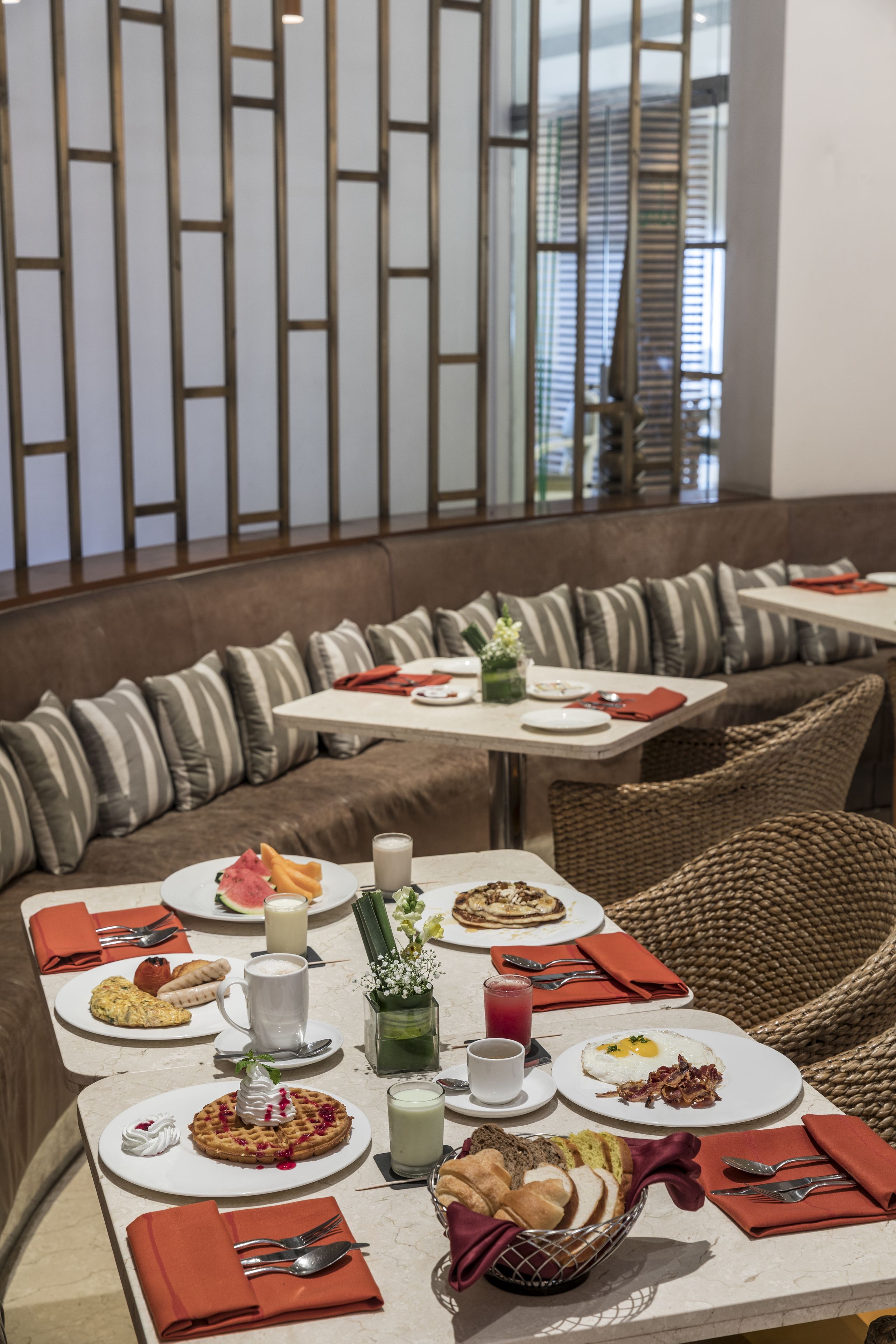 Desayuno buffet diario (INR 450 por persona)