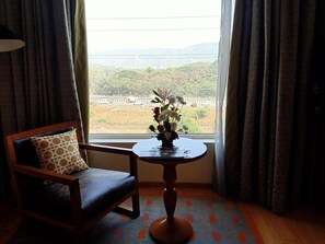 高档床上用品、迷你吧、客房内保险箱、办公桌