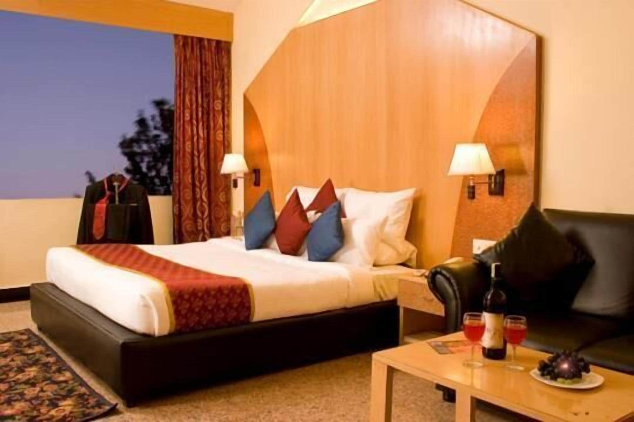 Meja kerja, Wi-Fi gratis, seprai linen, dan jam alarm