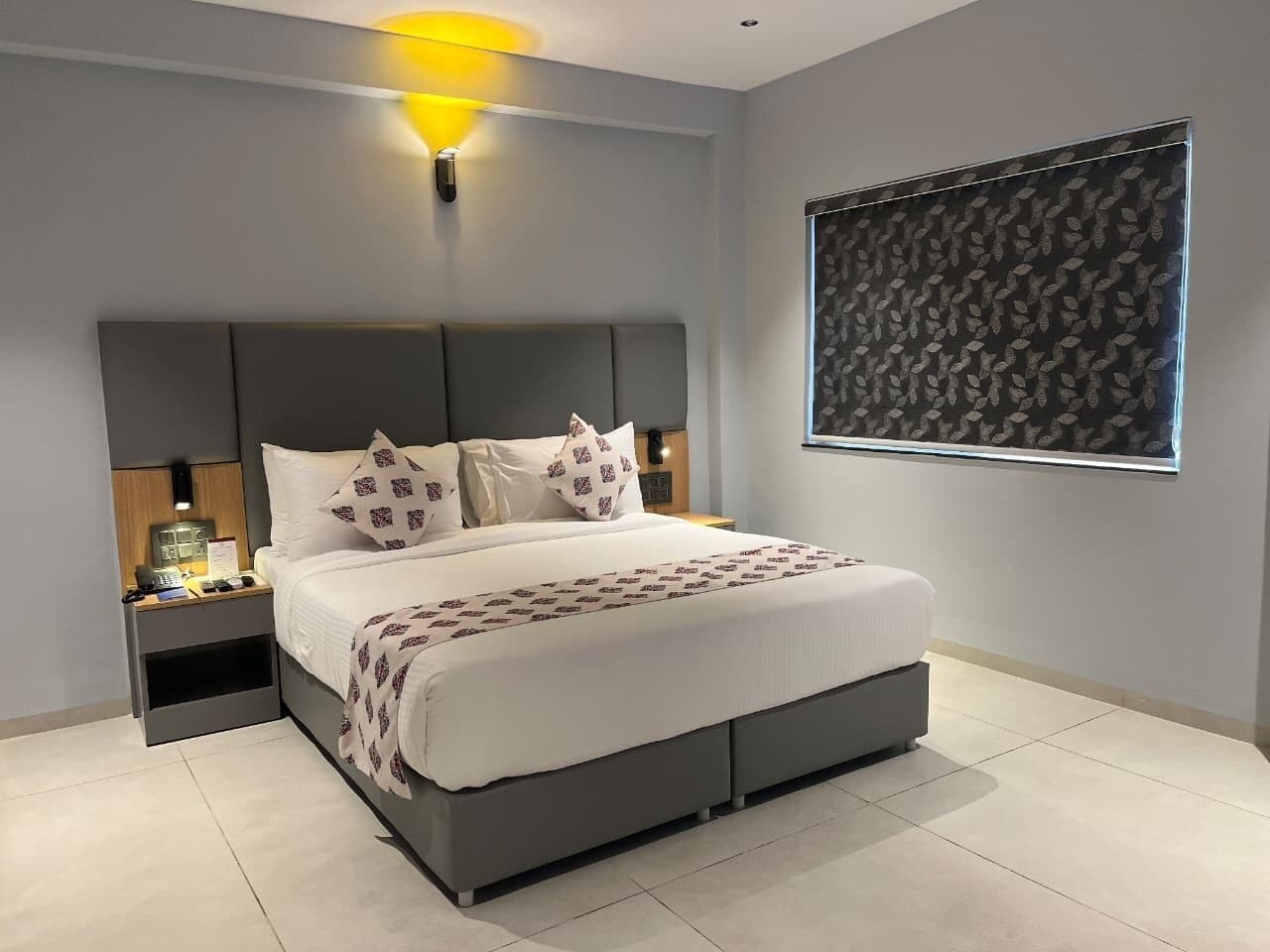 Escritorio, wifi gratis, ropa de cama y despertador 