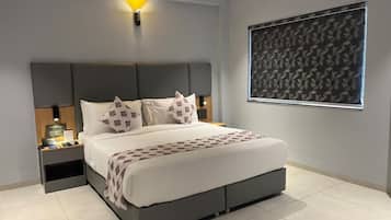 Club Room | Desk, free WiFi, bed sheets, alarm clocks