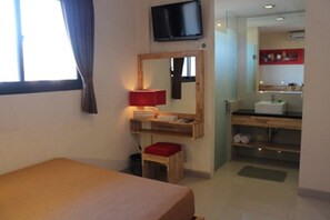 Een kluis op de kamer, een bureau, extra bedden (toeslag), gratis wifi