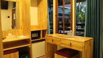 Peti besi dalam bilik, meja, katil lipat simpan/tambahan, Wi-fi percuma