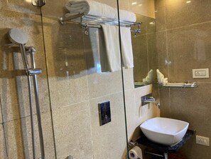 Suite | Baño | Cabezal de ducha tipo lluvia, zapatillas, bidé y toallas