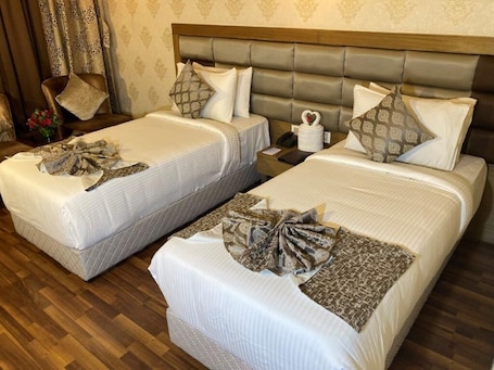 Signet Room | Egyptian cotton sheets, premium bedding, in-room safe