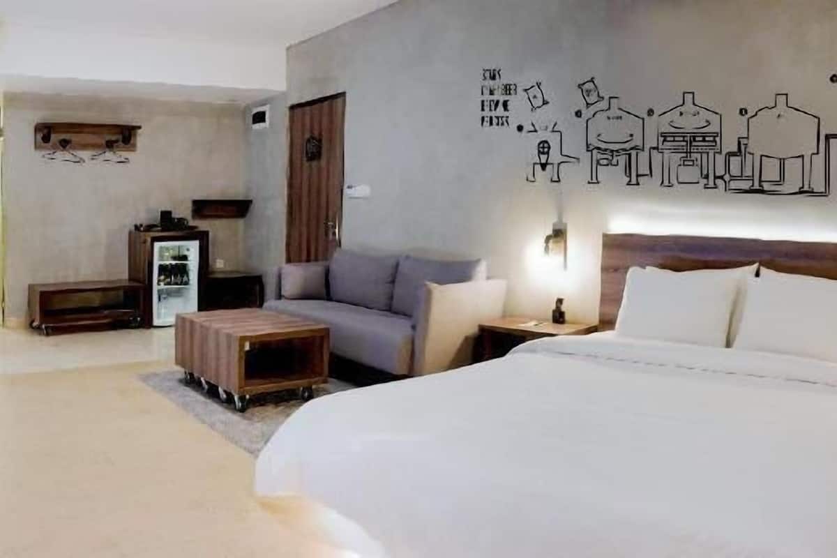 Down comforters, pillowtop beds, minibar, in-room safe