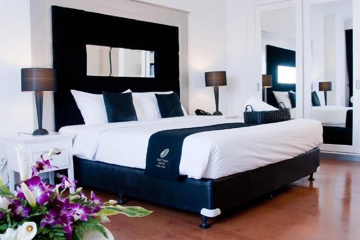 Down comforters, pillowtop beds, minibar, in-room safe