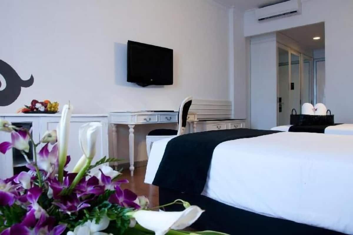 Down comforters, pillowtop beds, minibar, in-room safe