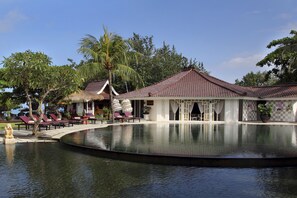 Outdoor pool, pool umbrellas, sun loungers - Keraton Jimbaran Beach Resort (Jimbaran)