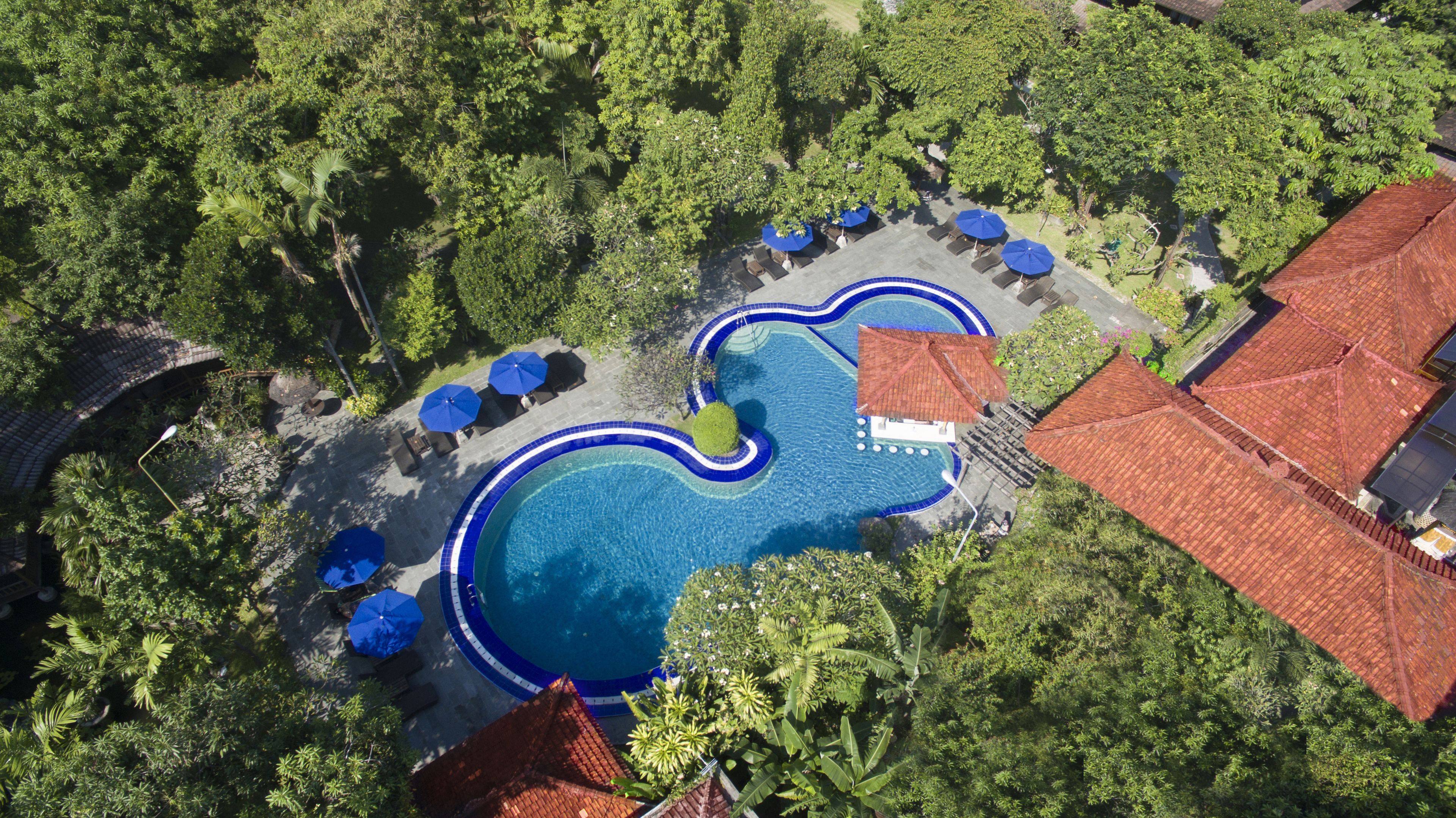 Piscina externa, espreguiçadeiras