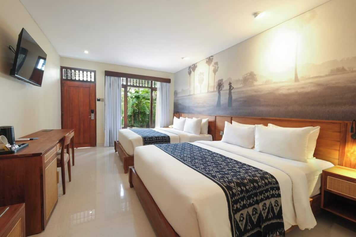 Standard Family Room | 客房內保險箱、書桌、免費無線上網