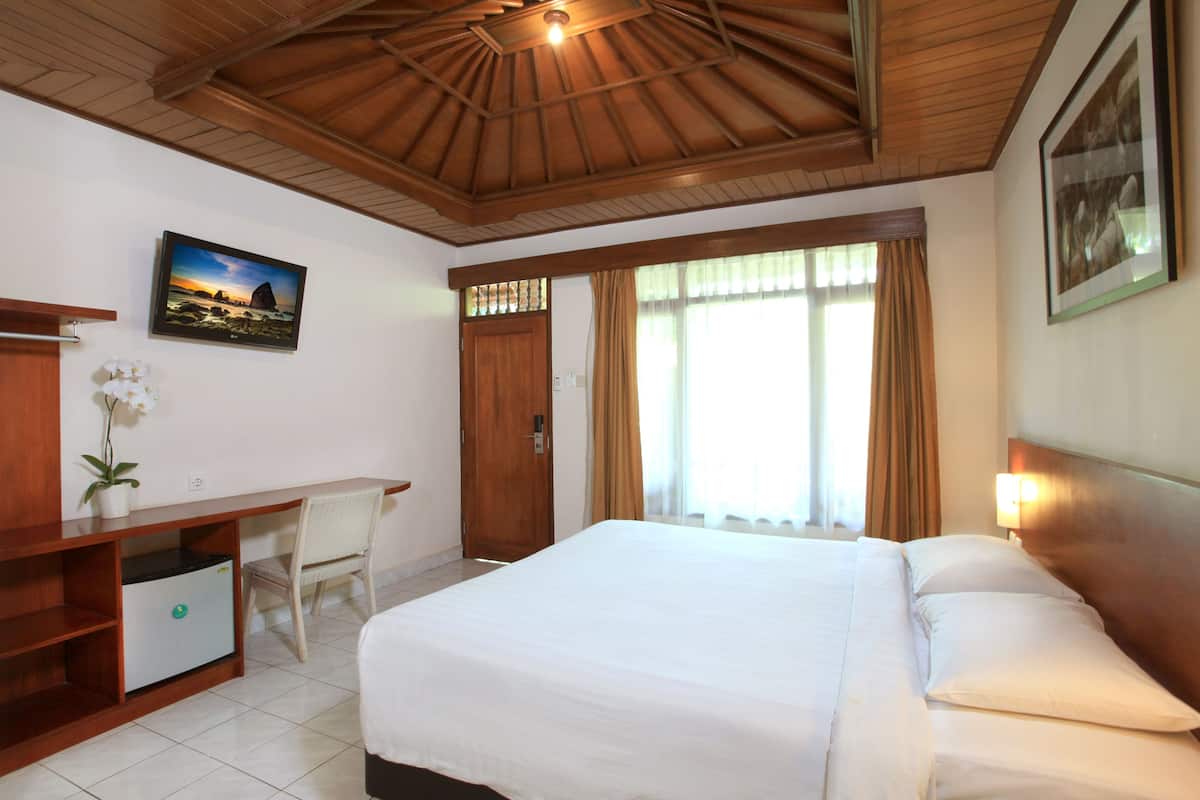 In-room safe, desk, free WiFi