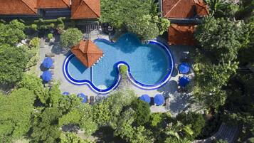 Outdoor pool, pool loungers