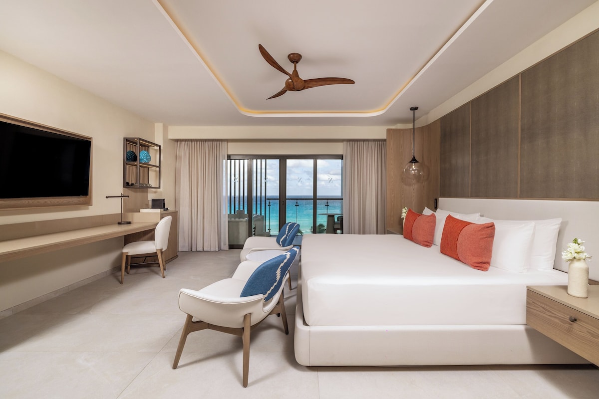 Ocean View Junior Suite King | Premium bedding, pillowtop beds, minibar (free items), in-room safe