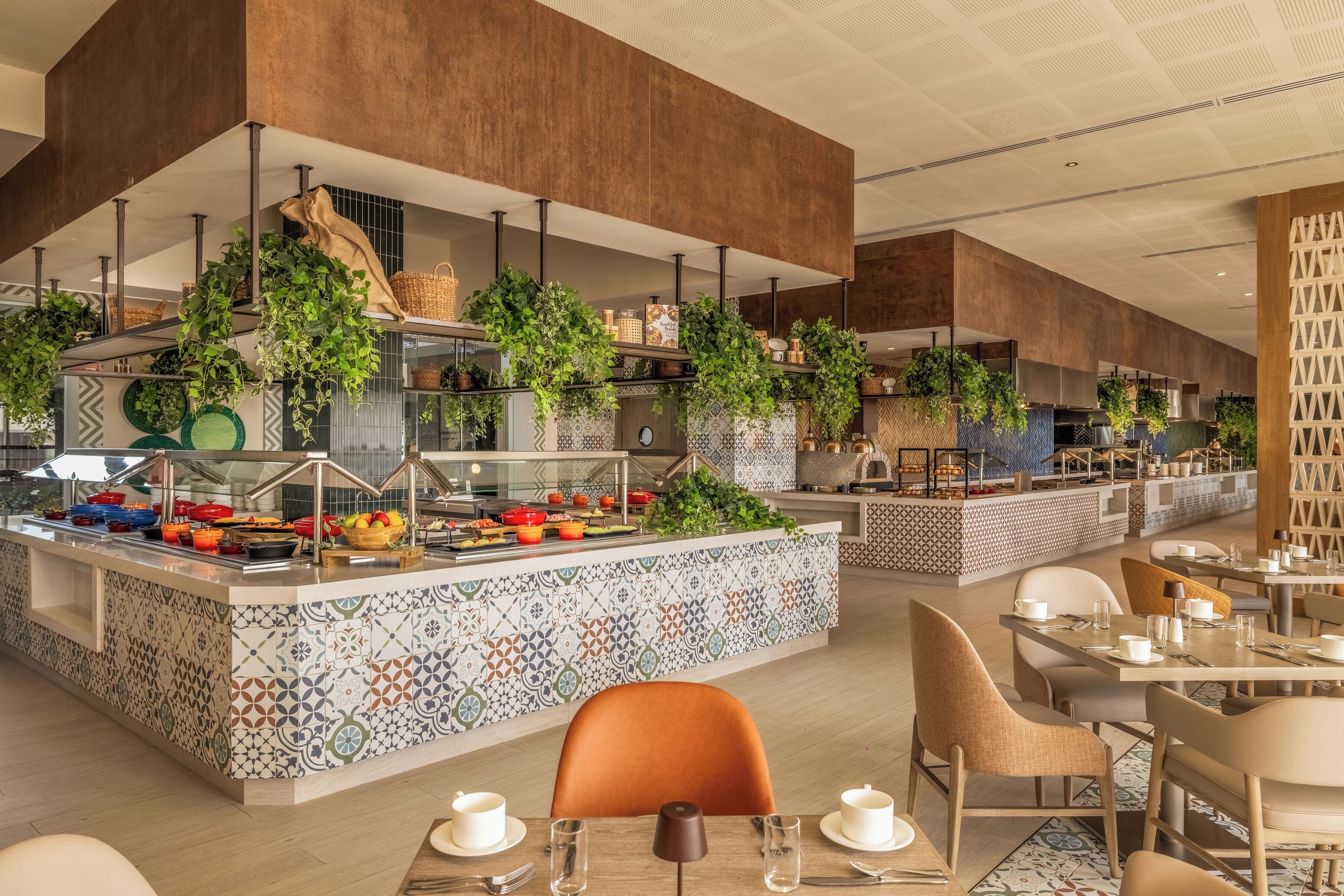 Un comedor moderno con barra libre, que presenta una variedad de alimentos y plantas decorativas.