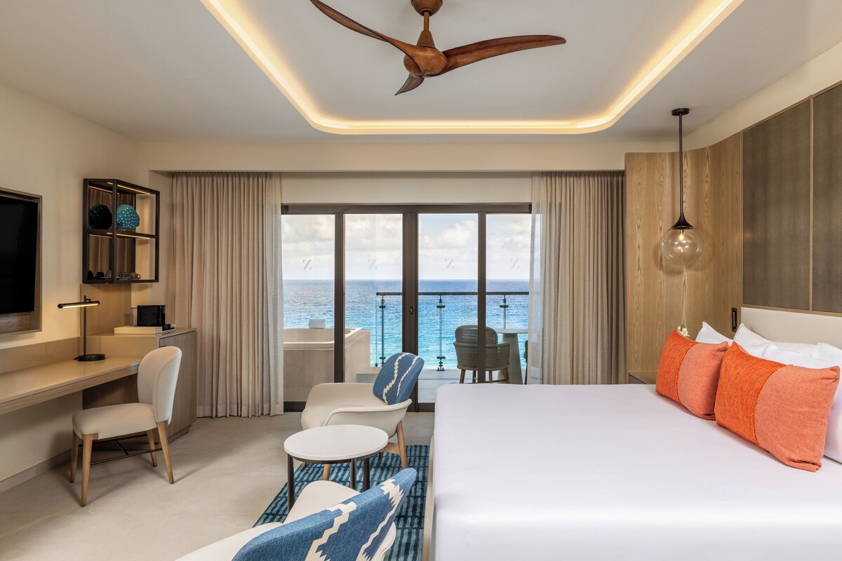 Ocean Front Junior Suite King | Premium bedding, pillowtop beds, minibar (free items), in-room safe