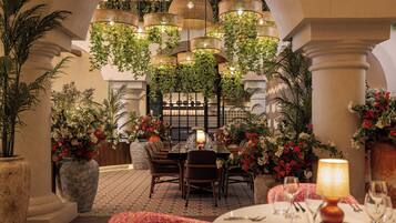 6 restaurants; breakfast, lunch, and dinner served