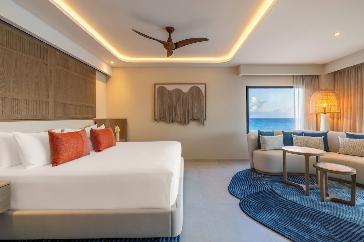 Ocean Front Luxury Suite King | Premium bedding, pillowtop beds, minibar (free items), in-room safe