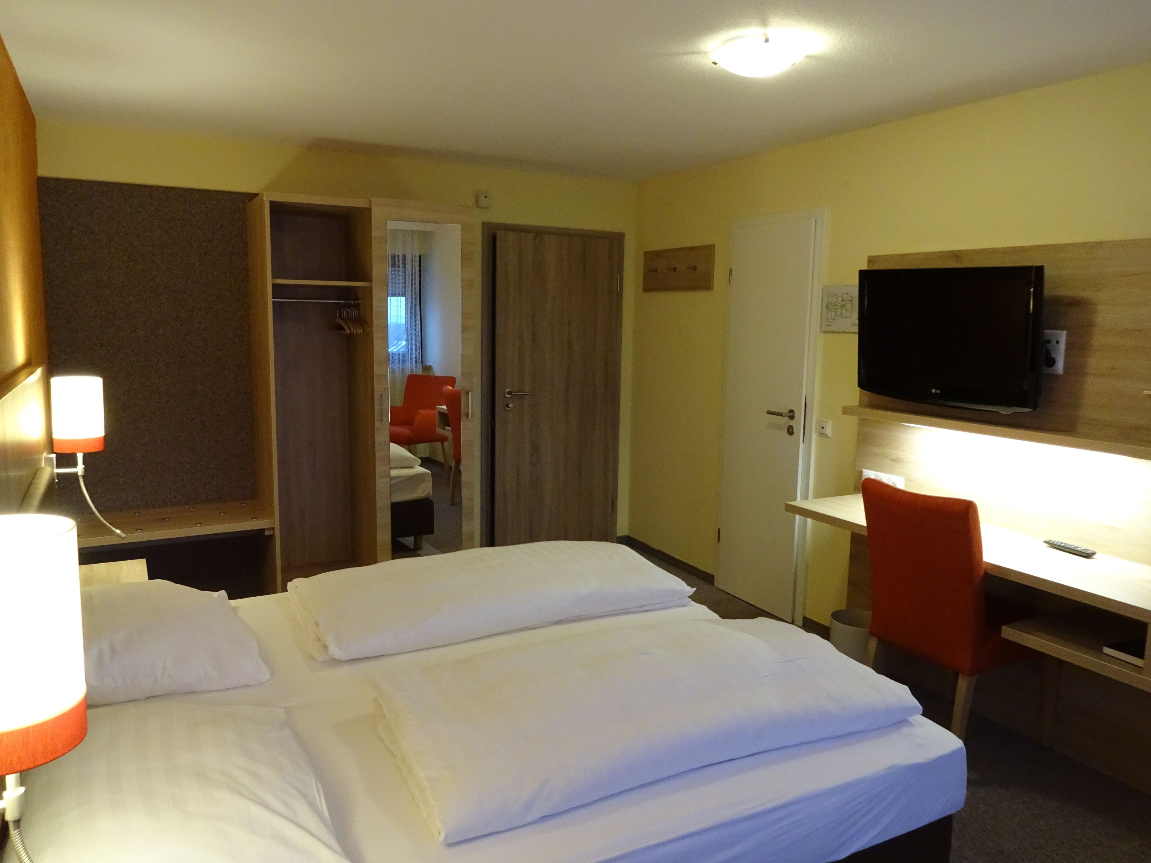 double room | desk, soundproofing, free cots/infant beds, rollaway beds