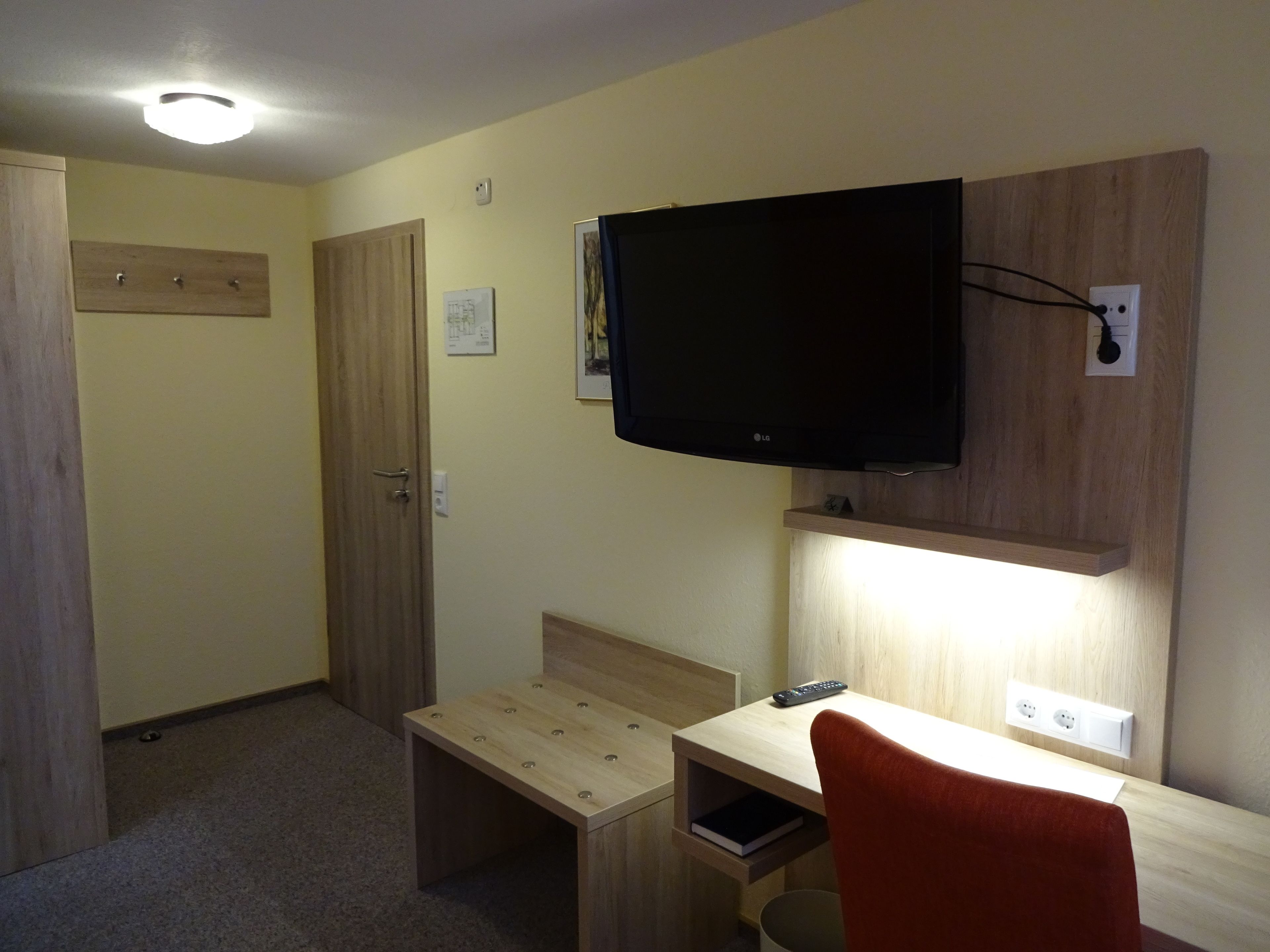 single room | desk, soundproofing, free cots/infant beds, rollaway beds