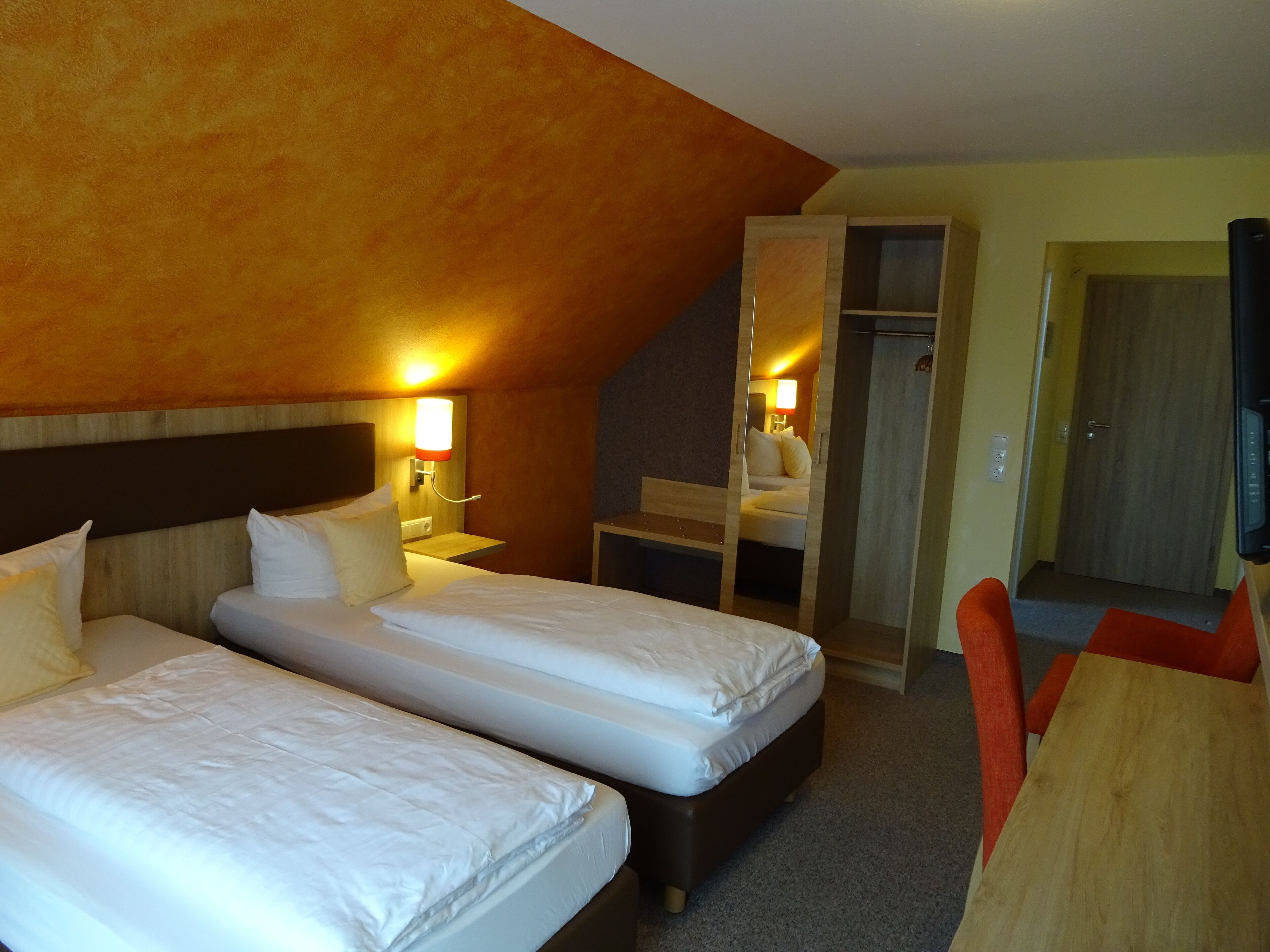 double room | desk, soundproofing, free cots/infant beds, rollaway beds