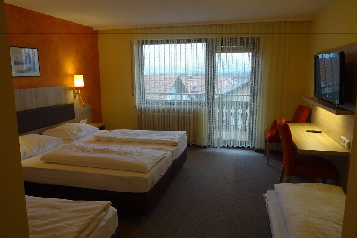 quadruple room | desk, soundproofing, free cots/infant beds, rollaway beds