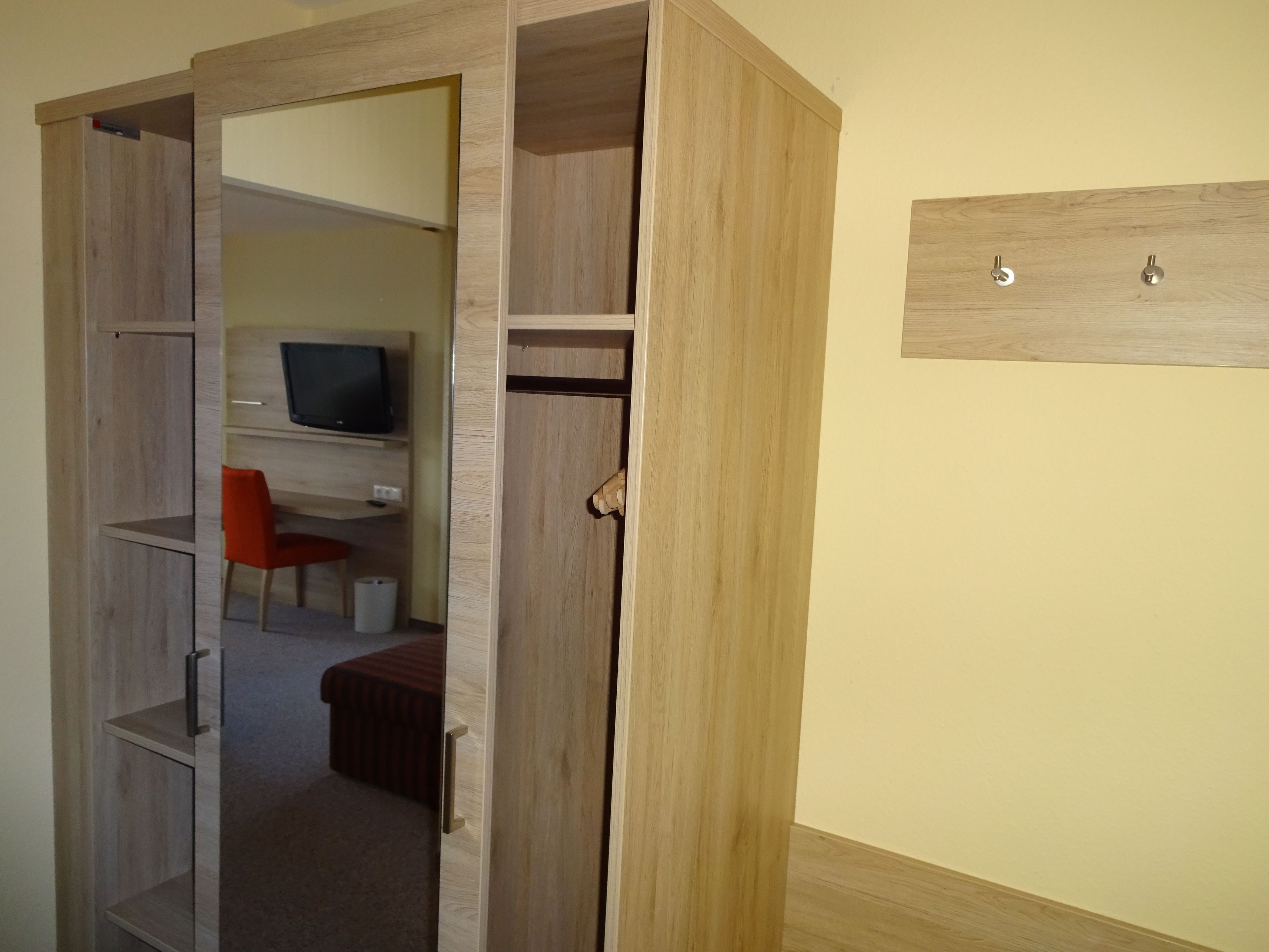 desk, soundproofing, free cots/infant beds, rollaway beds