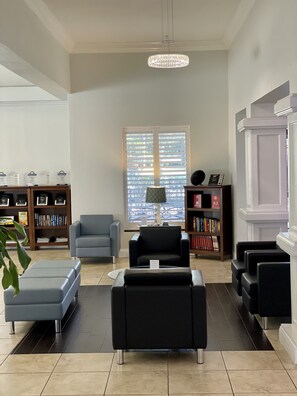 Lobby sitting area - Days Inn & Suites by Wyndham Lakeland (Lakeland)