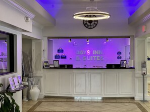 Reception - Days Inn & Suites by Wyndham Lakeland (Lakeland)