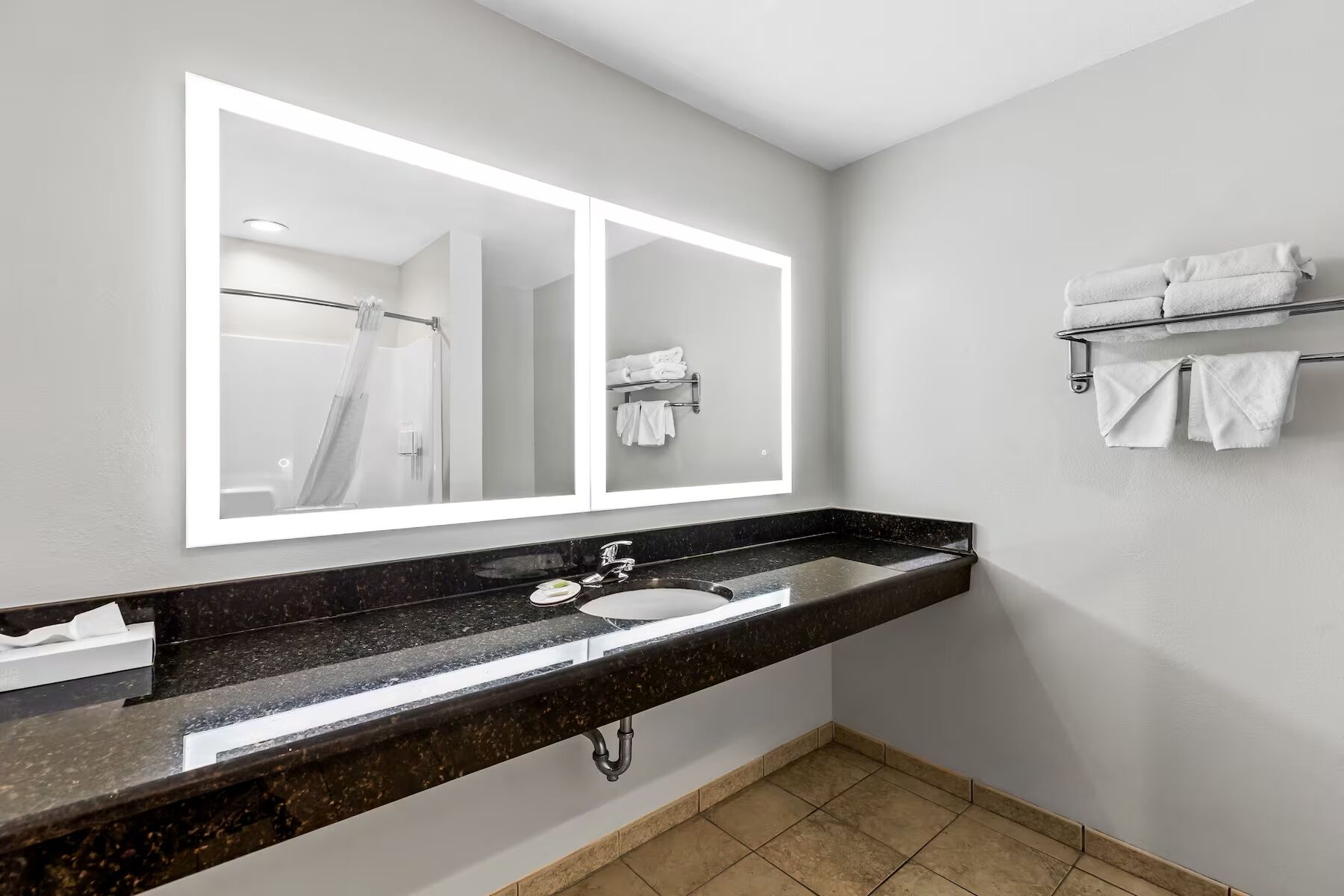 Superior Studio Suite, 1 King Bed, Non Smoking | Bathroom
