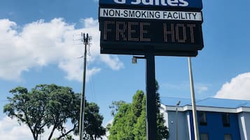 Señal de Days Inn & Suites que indica que es un establecimiento para no fumadores.
