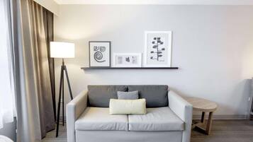 Suite, 1 letto king con divano letto, non fumatori (Extended Stay) | Biancheria da letto ipoallergenica, copriletto in piuma, una scrivania