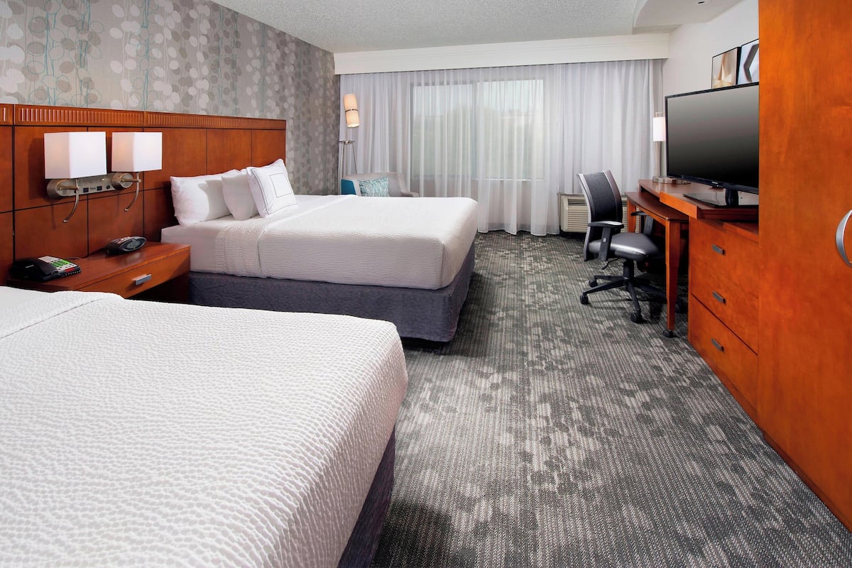 Hypo-allergenic bedding, in-room safe, desk, blackout curtains