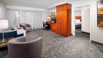 Sviitti, 1 suuri parisänky ja vuodesohva | Olohuone | 32–tuumainen LCD-televisio, jossa kaapelikanavat