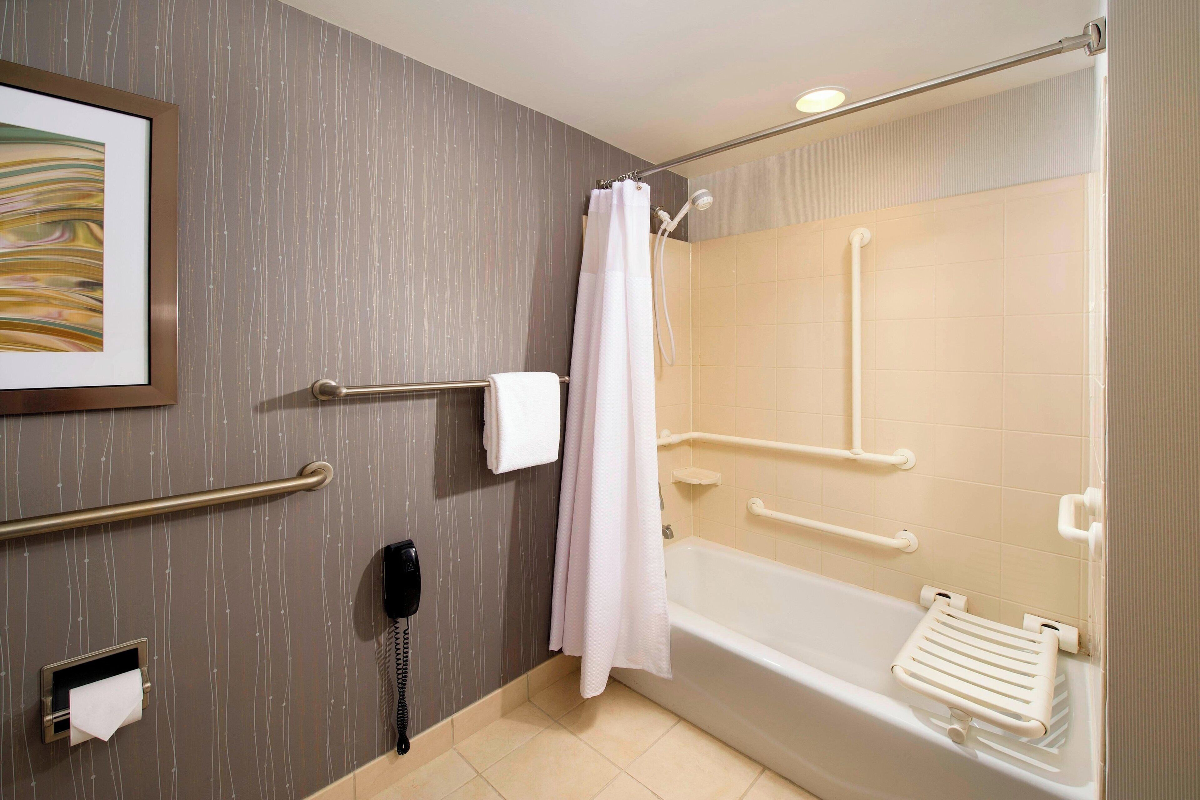 room, 2 queen beds, non smoking | bathroom | combined shower/bathtub, free toiletries, hair dryer, towels
