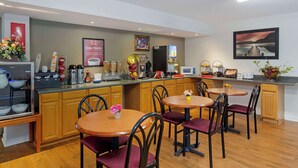 Free daily continental breakfast - Econo Lodge & Suites Southern Pines - Pinehurst (Southern Pines)