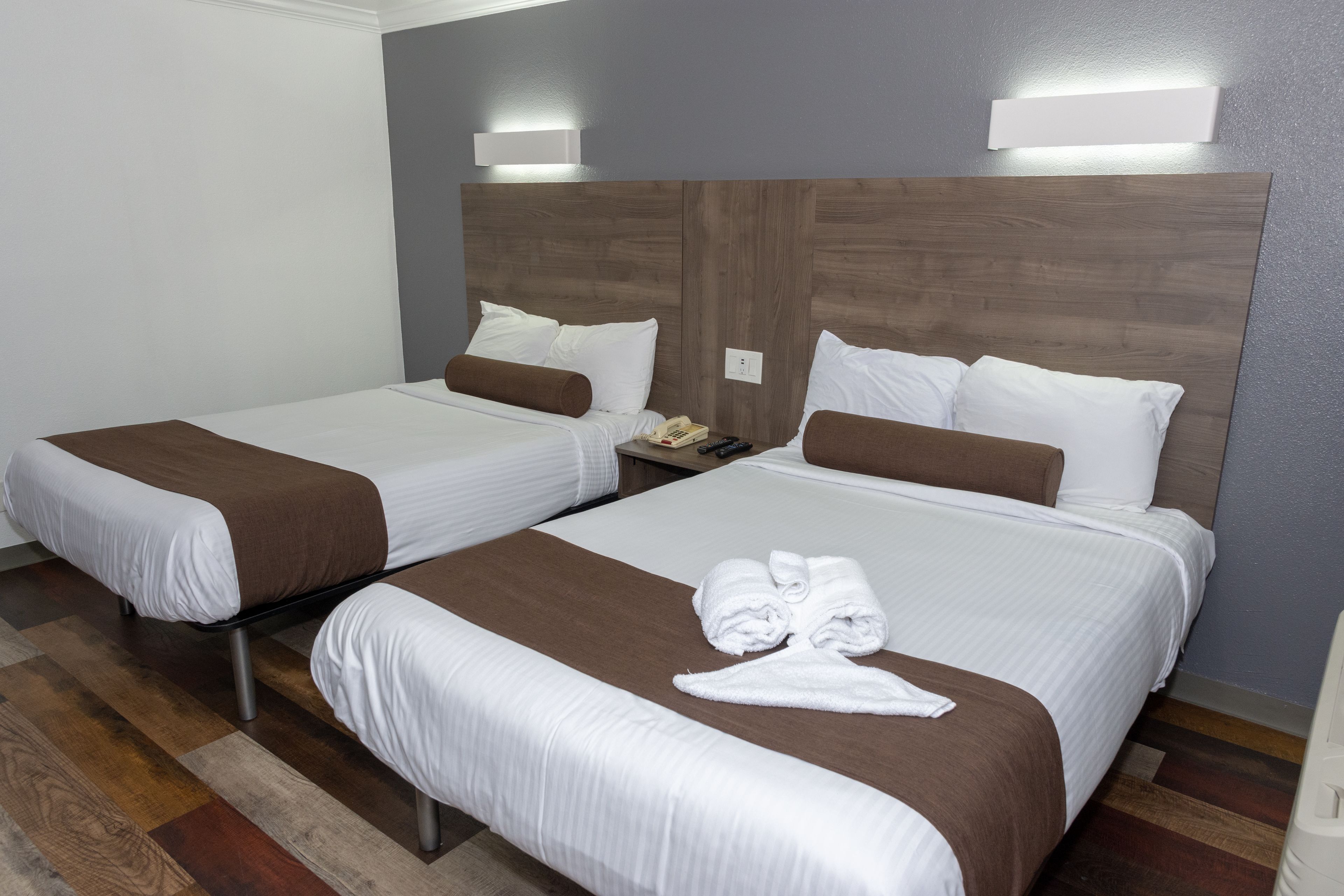 Bañera con ducha, cabezal de ducha tipo lluvia, secador de pelo, batas