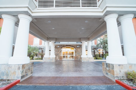 Property entrance. Holiday Inn Express & Suites Las Vegas SW - Spring Valley by IHG