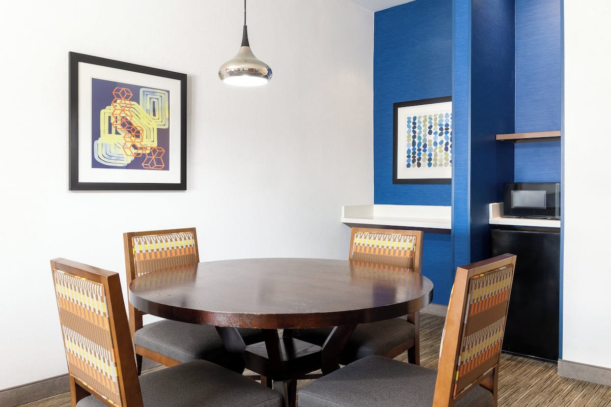Standard Room, 1 King Bed, City View | Room amenity