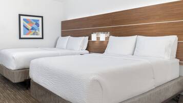 Ropa de cama de alta calidad y caja de seguridad en la habitación