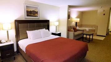 Suíte, 1 cama King e sofá-cama, banheira de hidromassagem | Roupas de cama premium, escrivaninha, cortinas blackout