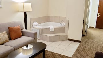 Suite, 1 très grand lit et 1 canapé-lit, baignoire à jets | 1 chambre, literie de qualité supérieure, bureau, rideaux occultants