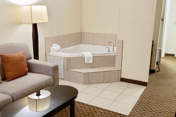 Suite, 1 King Bed with Sofa bed, Jetted Tub | Premium bedding, desk, blackout drapes, iron/ironing board