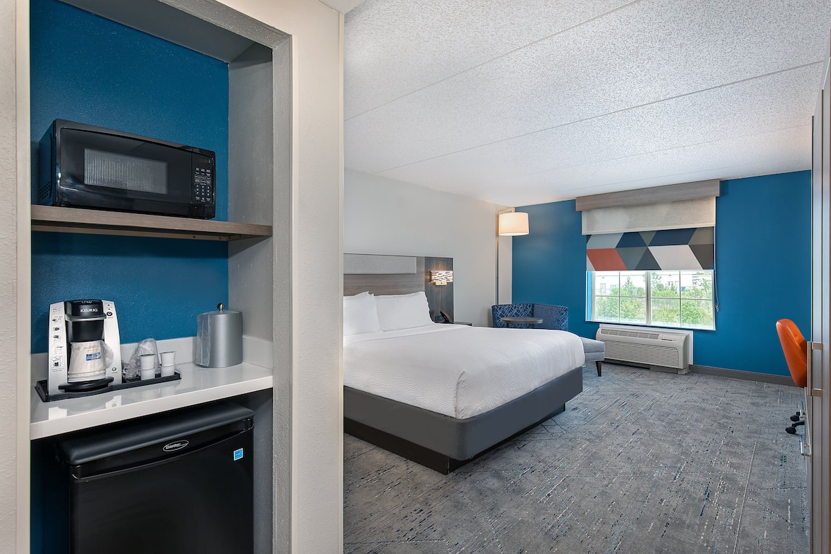 standard room, 1 king bed | desk, iron/ironing board, free cots/infant beds, free wifi