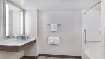 Combinazione doccia/vasca, asciugacapelli, asciugamani