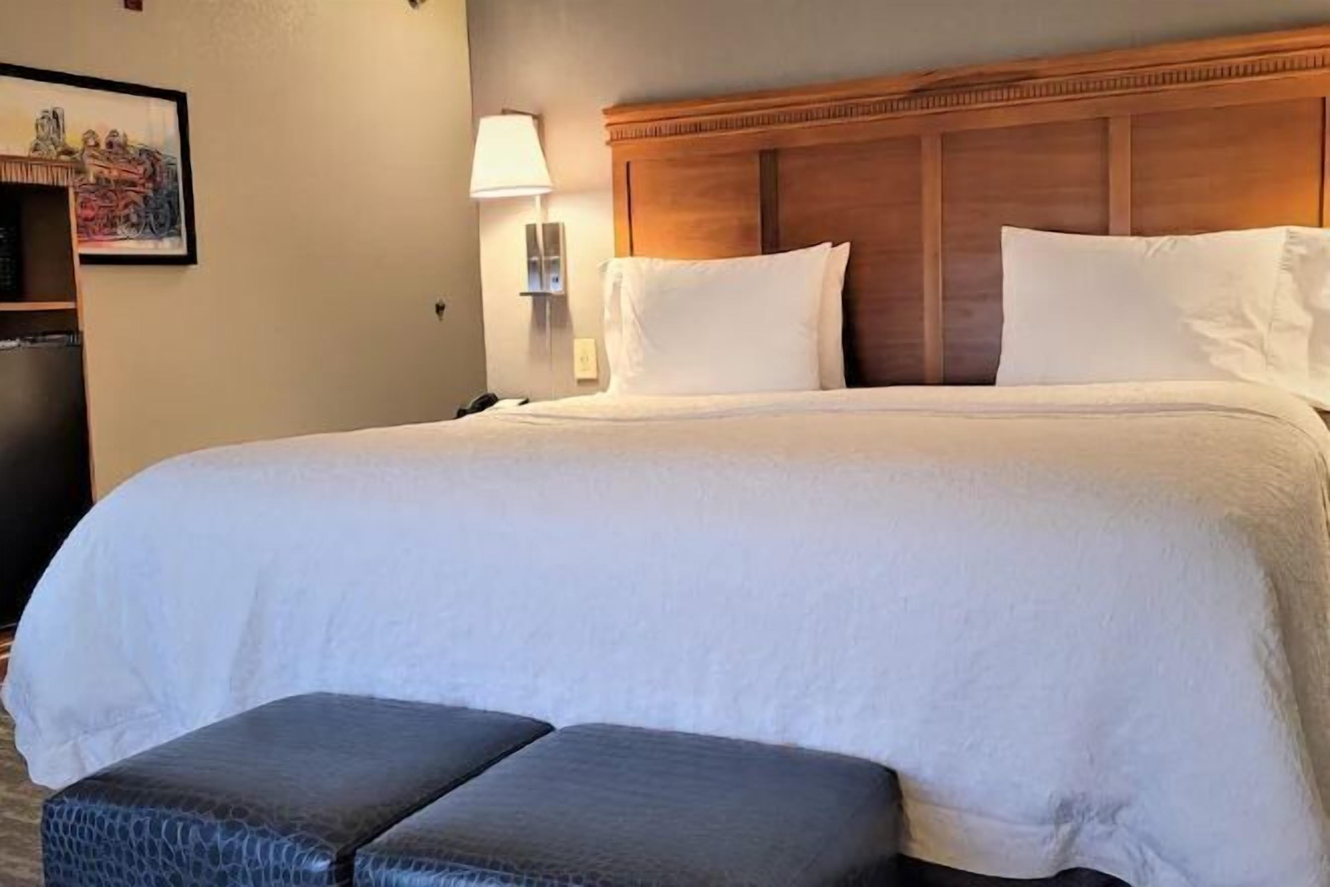 Caja de seguridad en la habitación y espacio para trabajar con laptop 