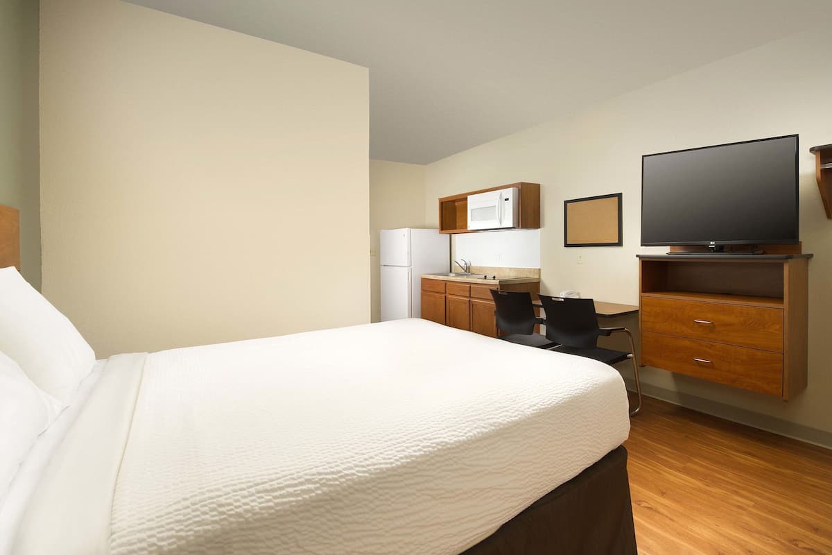 standard studio, 1 double bed, kitchen | desk, iron/ironing board, free wifi, bed sheets