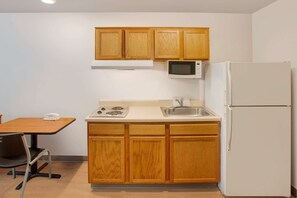 Full-sized fridge, microwave, stovetop, freezer - WoodSpring Suites Harlingen (Harlingen)